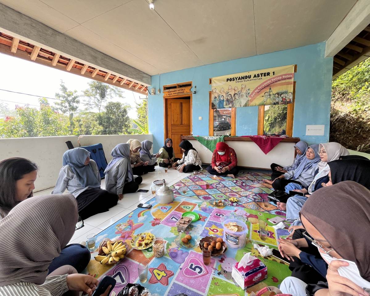 This photo depicts the last day of the research. You can see in the background: ‘Posyandu Aster 1.’ Posyandu is an Integrated Village Health Post where monthly anthropometric measurements were done.
