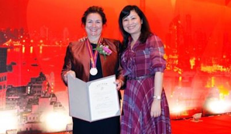 Mary-Jo DelVecchio Good receives Silver Magnolia Award
